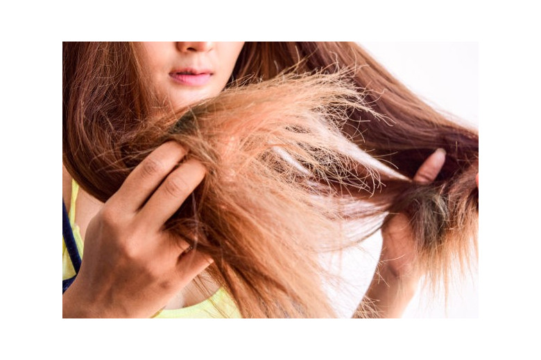 Jak zadbać o zniszczone włosy? Naturalne sposoby na odbudowę