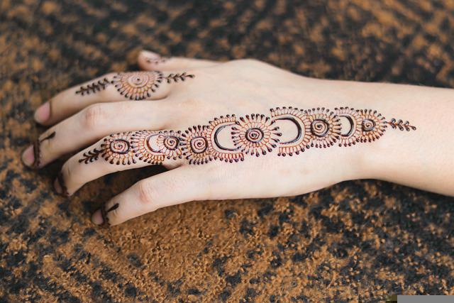 Mehendi wzory na rękach 